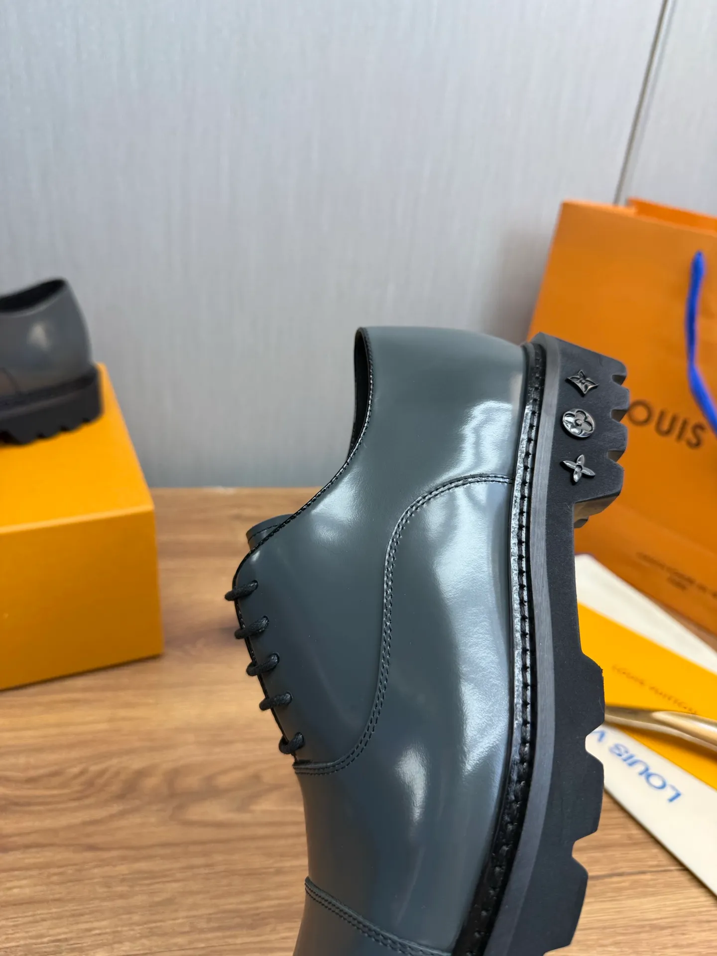 Men's shoes 💰900💰 LV. Men's casual lace-up leather shoes, the latest hot style 🔥 1:1 original purchase quality, top quality goods ⬆️The upper is imported open-edge beaded cowhide, cowhide, and cow suede. The hand-made three-dimensional stitching highlights the round toe design. The inner foot pads are all imported cowhide, with the original wear-resistant foam outsole, matching code 39-44, (38, 45 custom-made, non-refundable)